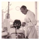 Dr. Hans Terwelp berät eine Patientin in den 50er Jahren
