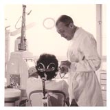 Dr. Hans Terwelp berät eine Patientin in den 50er Jahren Dr. Hans Terwelp berät eine Patientin in den 50er Jahren